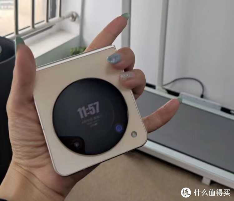 极致便宜折叠屏,仅2999元起,女性用户的新“宠物”插图4 极致便宜折叠屏,仅2999元起,女性用户的新“宠物”