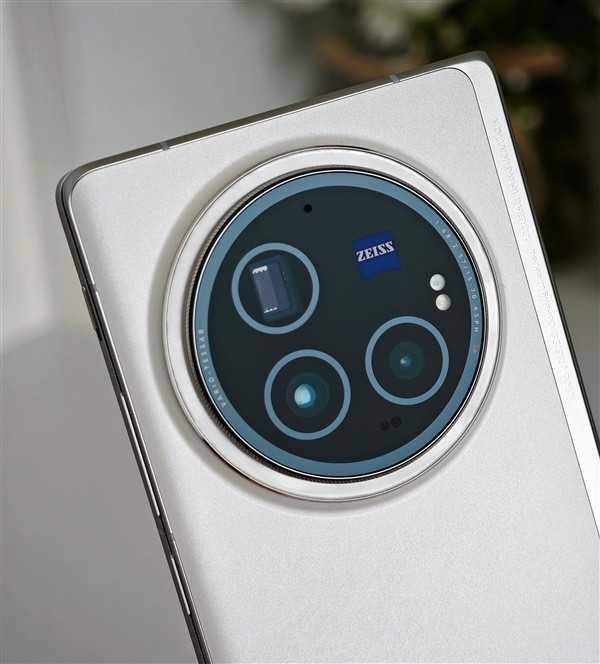 网传丨vivo X100 Ultra 渲染图出炉：环形影像模组、代号“灭霸”