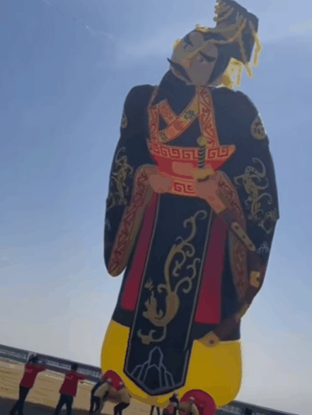 潍坊风筝节惊现飞天蟑螂！广东人急呼再放个拖鞋上去