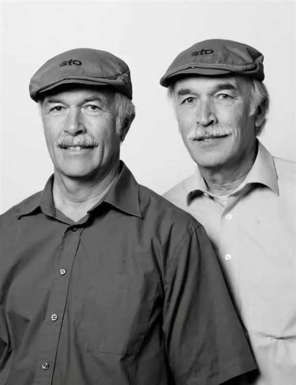 太诡异！男子坐飞机意外发现自己的“分身” 一模一样的脸