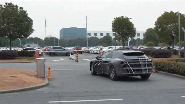 双电机四驱+800V架构!哪吒S猎装车谍照曝光插图2 双电机四驱+800V架构!哪吒S猎装车谍照曝光