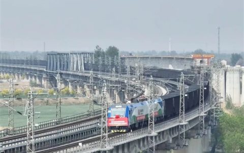 4公里 3.2万吨！中国最长、最大重载火车试验成功