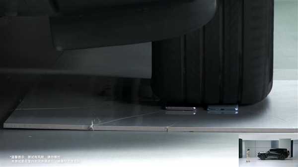 OPPO A3 Pro现场演示车压手机:4.5吨汽车两次碾压完好无损!插图1 OPPO A3 Pro现场演示车压手机:4.5吨汽车两次碾压完好无损!