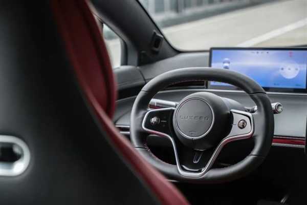 智界S7获重生！余承东不提“遥遥领先” 雷军隔空祝大卖