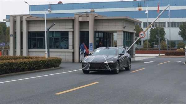 双电机四驱+800V架构!哪吒S猎装车谍照曝光插图 双电机四驱+800V架构!哪吒S猎装车谍照曝光