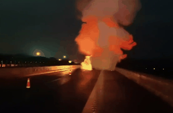 男子高速开车看手机 车辆失控撞护栏起火：从白天烧到黑夜