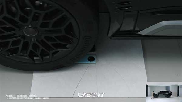 OPPO A3 Pro现场演示车压手机:4.5吨汽车两次碾压完好无损!插图 OPPO A3 Pro现场演示车压手机:4.5吨汽车两次碾压完好无损!