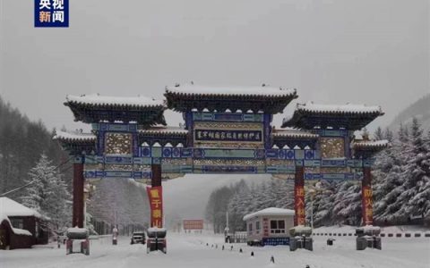河北承德多地4月飘雪 内蒙古也突降大雪：家长送娃半路接停课通知