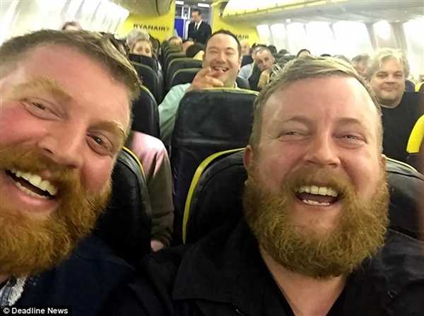 太诡异！男子坐飞机意外发现自己的“分身” 一模一样的脸