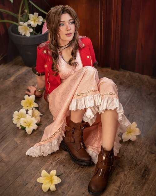 乌克兰小姐姐COS《FF7RE》爱丽丝：清纯可爱美如画