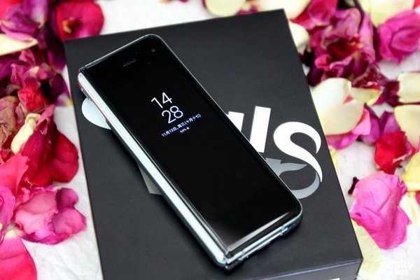 从一枝独秀到百花齐放 聊聊那些让我印象深刻的折叠屏插图4 从一枝独秀到百花齐放 聊聊那些让我印象深刻的折叠屏