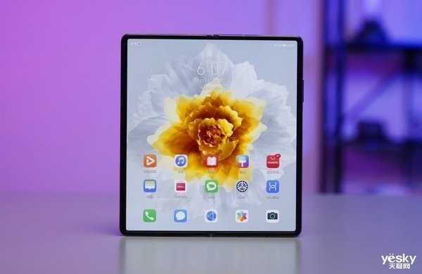 从一枝独秀到百花齐放 聊聊那些让我印象深刻的折叠屏插图13 从一枝独秀到百花齐放 聊聊那些让我印象深刻的折叠屏