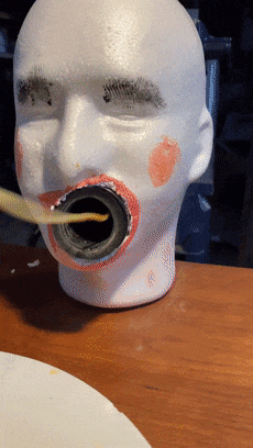 异地也能拥抱！老哥用胸毛给女友做枕头：逆天发明远不止此