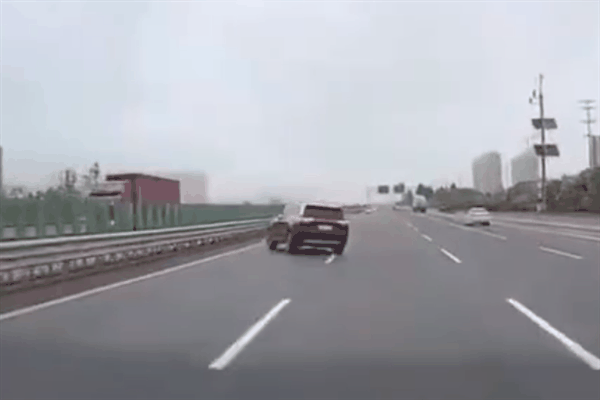 男子高速开车看手机 车辆失控撞护栏起火：从白天烧到黑夜