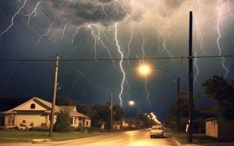 受强对流天气影响贵州云南等地出现雷暴大风 中央气象台继续发布强对流黄色预警信号