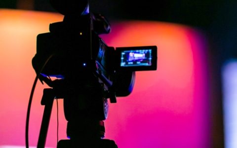 顾客正泡温泉发现自己入镜直播间 律师建议顾客维权