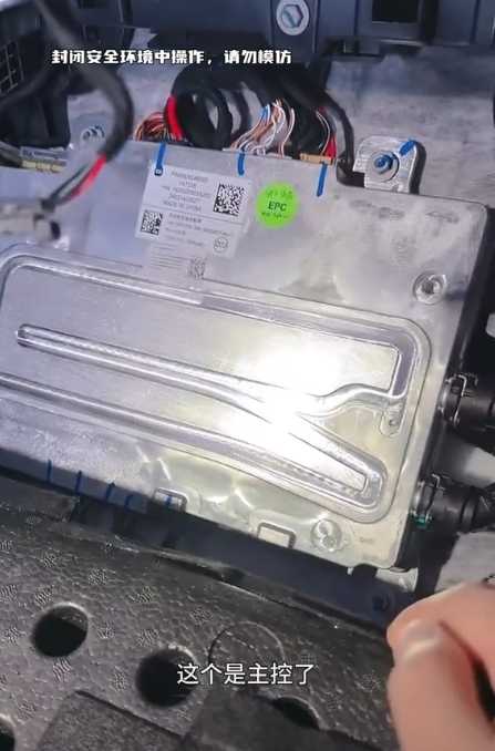 小米SU7主控首拆:两颗Orin X+8295芯片现真身 做工和特斯拉比是什么水平插图 小米SU7主控首拆:两颗Orin X+8295芯片现真身 做工和特斯拉比是什么水平