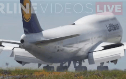 惊险！波音客机着陆时触地后弹跳 驾驶员紧急拉升复飞