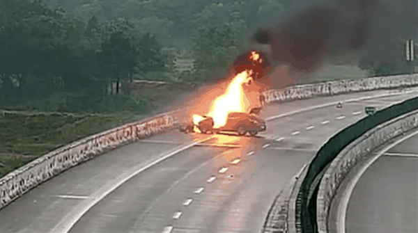 男子高速开车看手机 车辆失控撞护栏起火：从白天烧到黑夜