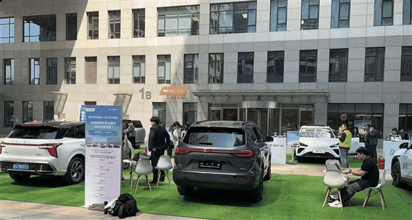 五菱宏光回应被周鸿祎说空间小 贴出车内装了23个人的视频