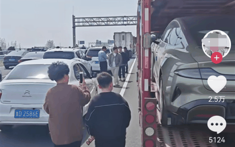 堵车偶遇小米SU7运输车：高速路秒变展厅 男女老少集体围观
