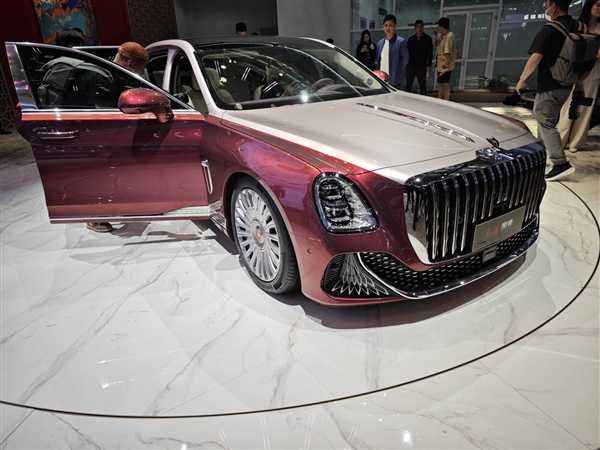 红旗金葵花品牌发布:国雅、国礼、国耀三车齐亮相插图 红旗金葵花品牌发布:国雅、国礼、国耀三车齐亮相