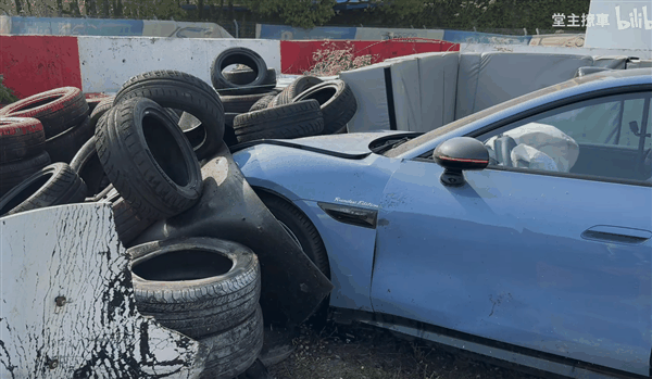 小米SU7赛道首撞 第一视角感受下:气囊爆开 挡风玻璃碎裂插图1 小米SU7赛道首撞 第一视角感受下:气囊爆开 挡风玻璃碎裂