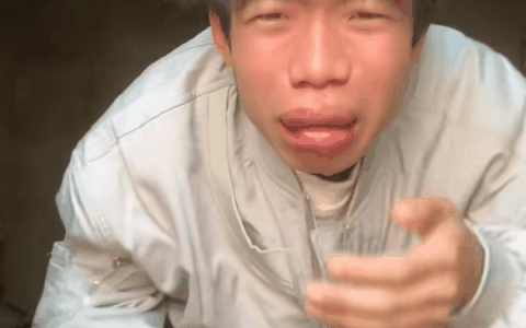 00后小伙回家跟老爸一起养蜂 被蛰成“香肠嘴”