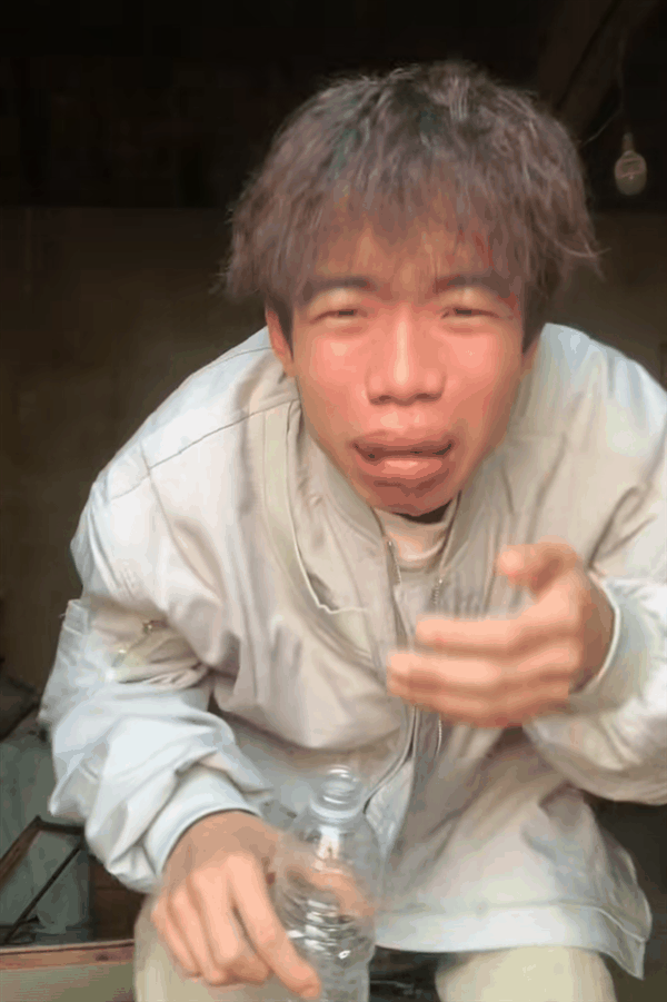 00后小伙回家跟老爸一起养蜂 被蛰成“香肠嘴”