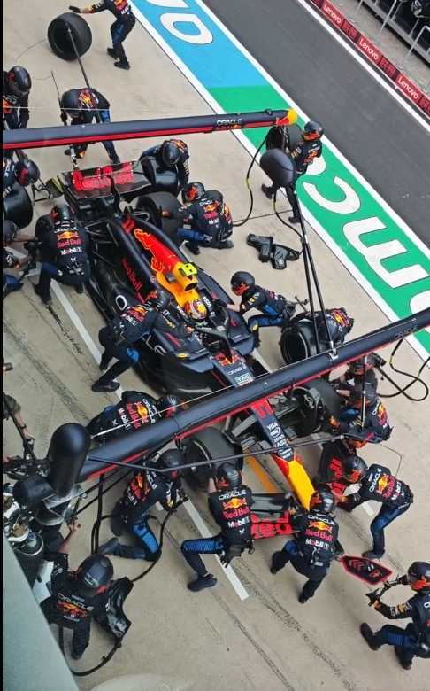 雷军现身上海F1赛场：与乔治·拉塞尔合影 现场看换胎 …