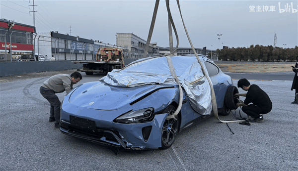 小米SU7赛道首撞 第一视角感受下:气囊爆开 挡风玻璃碎裂插图2 小米SU7赛道首撞 第一视角感受下:气囊爆开 挡风玻璃碎裂