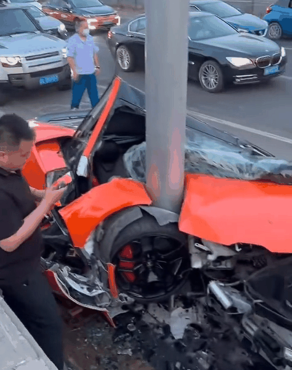 车牌号“666” 一兰博基尼小牛撞上路灯杆：支离破碎完全报废