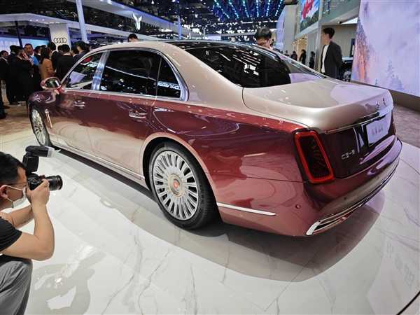 红旗金葵花品牌发布:国雅、国礼、国耀三车齐亮相插图1 红旗金葵花品牌发布:国雅、国礼、国耀三车齐亮相