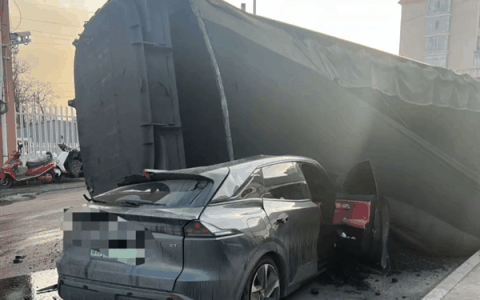 深蓝S7被49吨煤车压成敞篷车 居然还能开 造型拉风