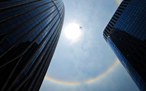 龙年龙月龙日深圳出现日晕！网友拍到飞机横穿光环 壮观至极