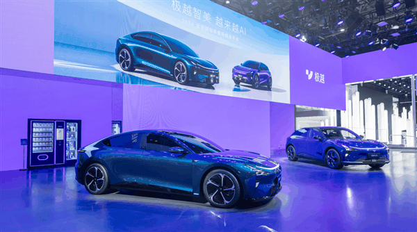 极越汽车机器人全新阵容亮相北京车展：最美7系极越07首秀