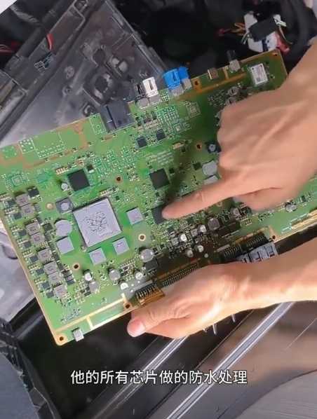 小米SU7主控首拆:两颗Orin X+8295芯片现真身 做工和特斯拉比是什么水平插图3 小米SU7主控首拆:两颗Orin X+8295芯片现真身 做工和特斯拉比是什么水平