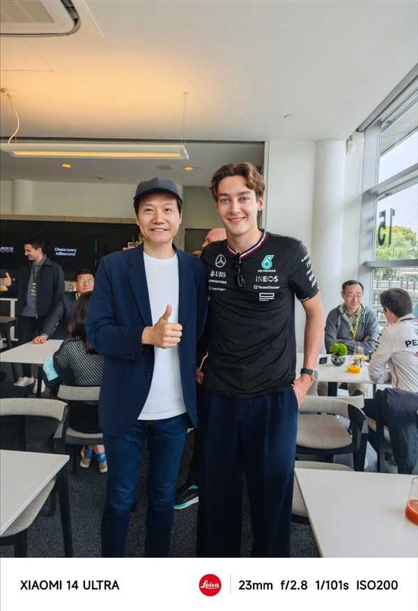 雷军现身上海F1赛场:与乔治·拉塞尔合影 现场看换胎直呼震撼插图1 雷军现身上海F1赛场:与乔治·拉塞尔合影 现场看换胎直呼震撼