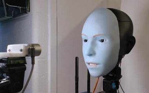 哥大华人开发“人脸机器人”：照镜子自主模仿人类表情