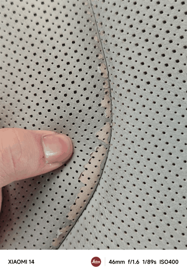 小米SU7看车如潮!试驾车座椅都被坐包浆了 发黑脱皮插图2 小米SU7看车如潮!试驾车座椅都被坐包浆了 发黑脱皮