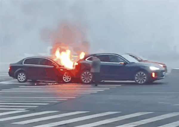 未能击穿对方护甲 燃油车追尾问界M5:自己车头燃起大火插图 未能击穿对方护甲 燃油车追尾问界M5:自己车头燃起大火