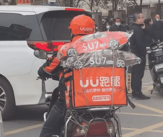 清明节偶遇纸扎小米汽车SU7 网友:雷总阴阳两界都赢麻了插图 清明节偶遇纸扎小米汽车SU7 网友:雷总阴阳两界都赢麻了