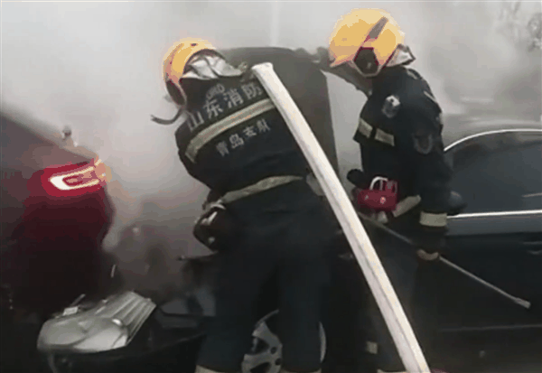 未能击穿对方护甲 燃油车追尾问界M5:自己车头燃起大火插图1 未能击穿对方护甲 燃油车追尾问界M5:自己车头燃起大火