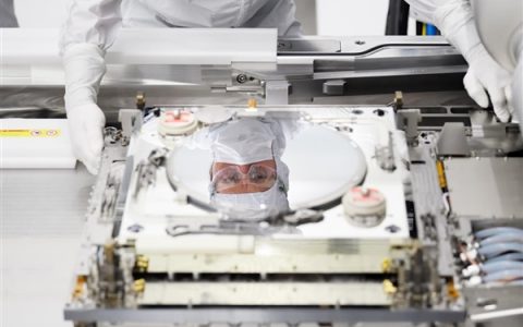 光刻机巨头阿斯麦业绩爆雷 股价大跌：网友支招7nm以下EUV给中国厂商供货