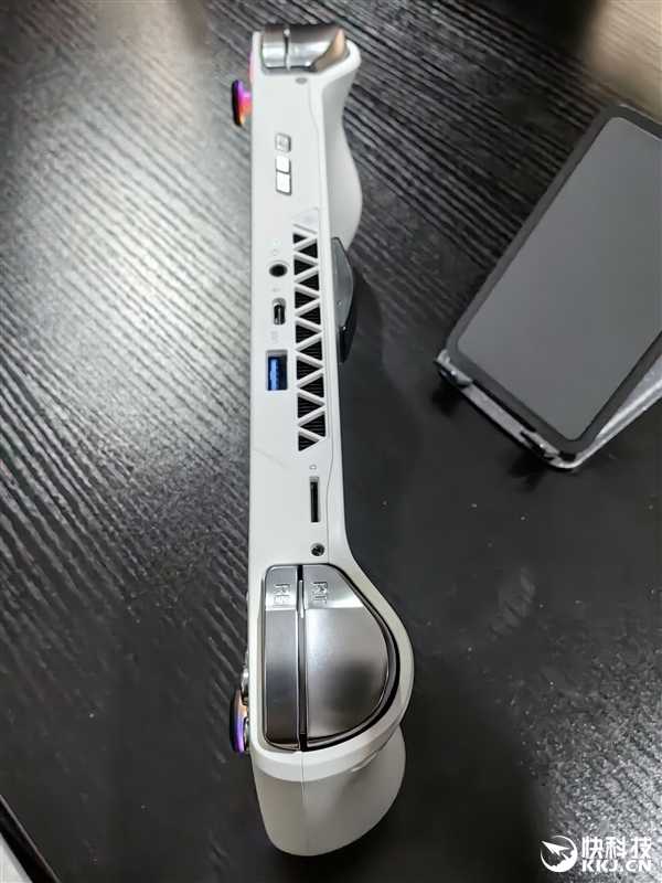 全球第二款酷睿Ultra掌机AOKZOE A2 Ultra发布:20W稳定高清60帧插图12 全球第二款酷睿Ultra掌机AOKZOE A2 Ultra发布:高清稳定60帧