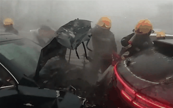 未能击穿对方护甲 燃油车追尾问界M5:自己车头燃起大火插图2 未能击穿对方护甲 燃油车追尾问界M5:自己车头燃起大火