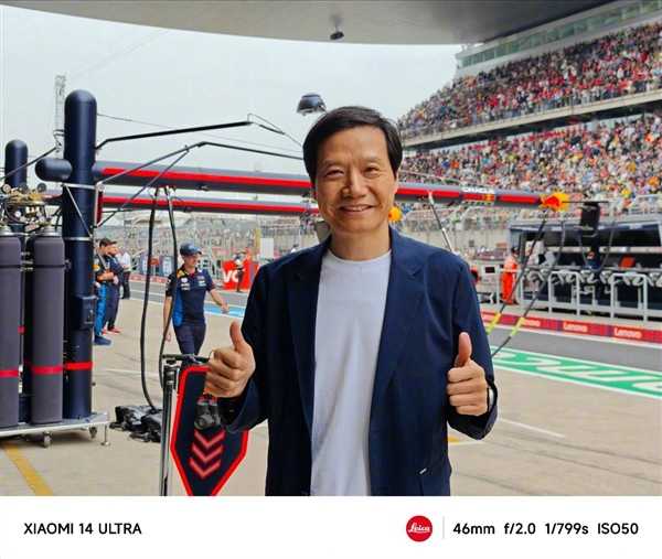 雷军现身上海F1赛场:与乔治·拉塞尔合影 现场看换胎直呼震撼插图2 雷军现身上海F1赛场:与乔治·拉塞尔合影 现场看换胎直呼震撼