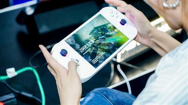 全球第二款酷睿Ultra掌机AOKZOE A2 Ultra发布:20W稳定高清60帧插图2 全球第二款酷睿Ultra掌机AOKZOE A2 Ultra发布:高清稳定60帧