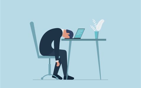 男子被开除2天又返聘：工资低一万多