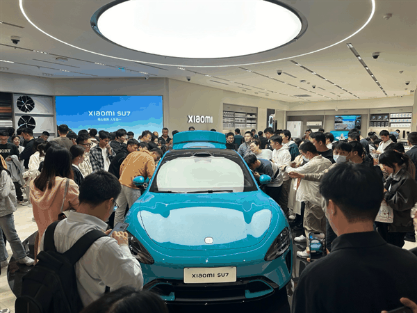 小米SU7看车如潮!试驾车座椅都被坐包浆了 发黑脱皮插图3 小米SU7看车如潮!试驾车座椅都被坐包浆了 发黑脱皮